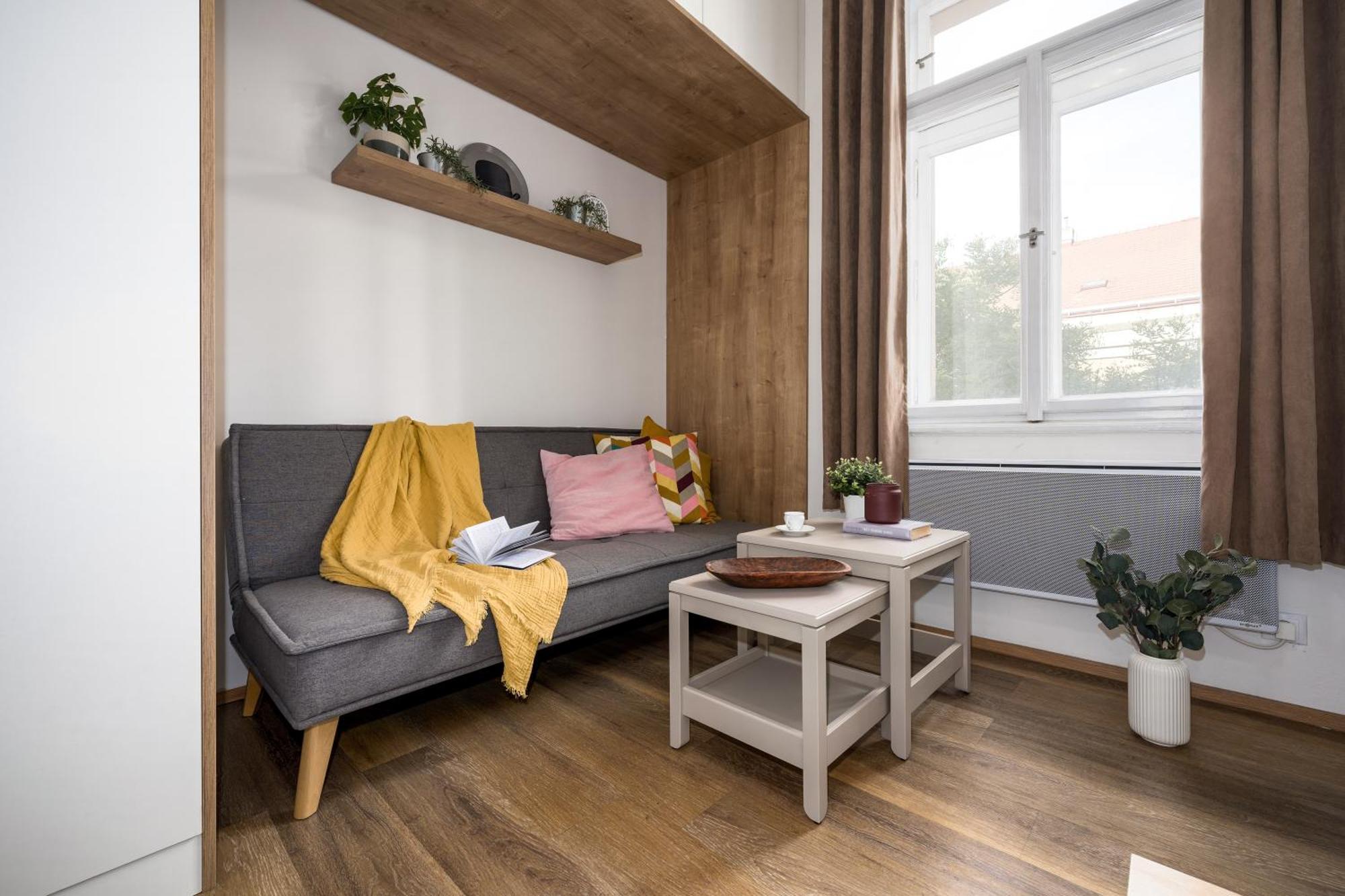 Apartment Days - Cozy - Netflix - Hip Karlin
